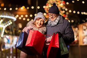 爱沙尼亚诞市场上的老夫妇带着购物袋欧洲高清图片素材